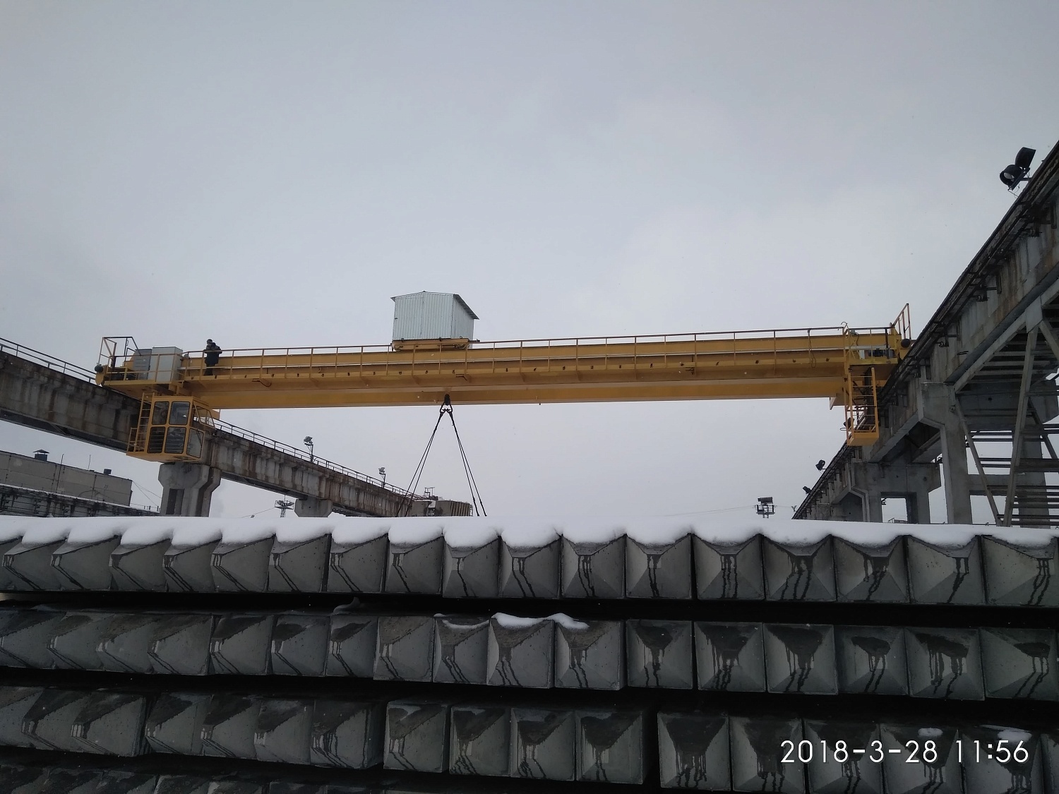 Кран мостовой двухбалочный с развернутой схемой грузовой тележки