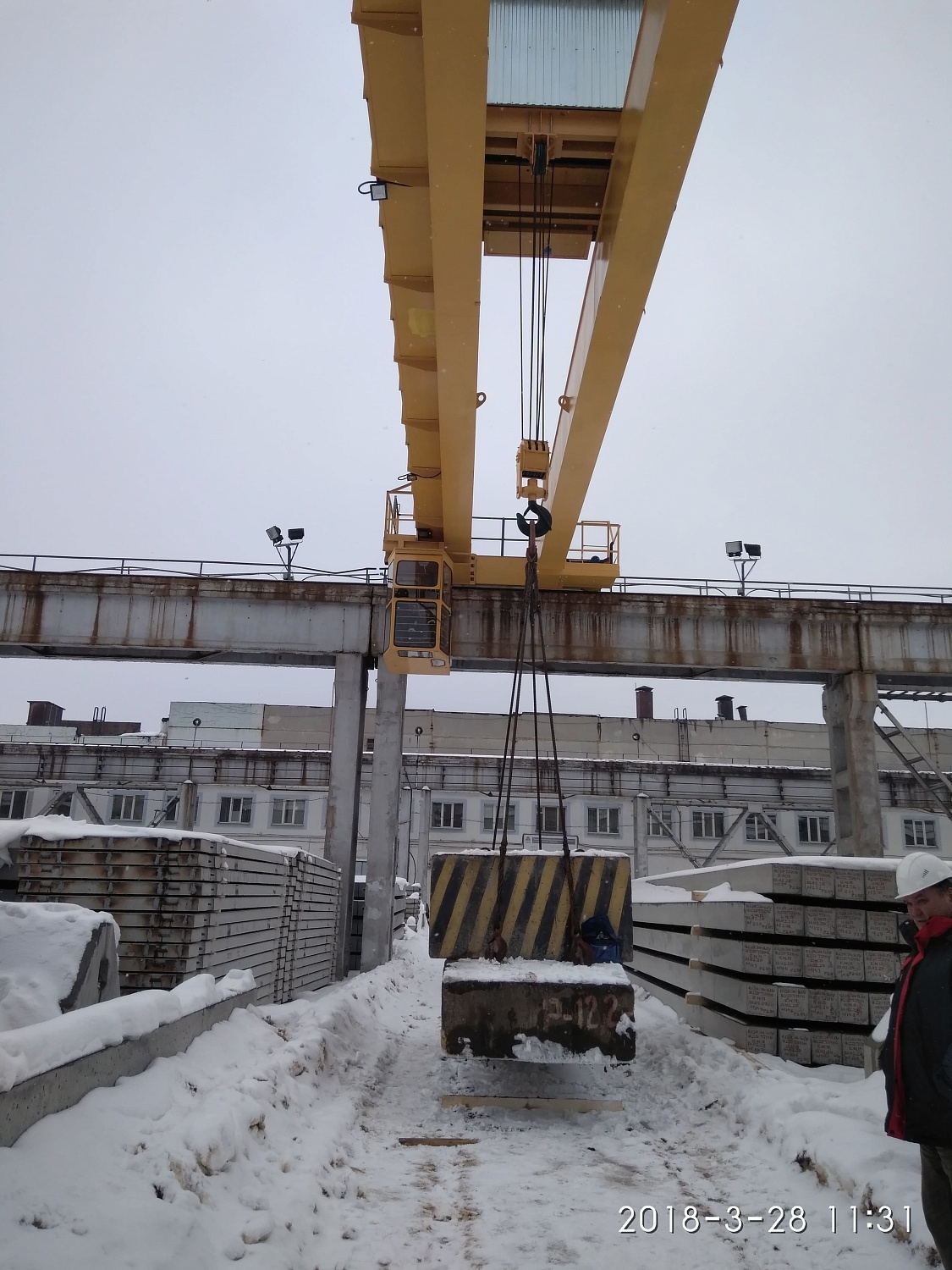 Кран мостовой двухбалочный с развернутой схемой грузовой тележки