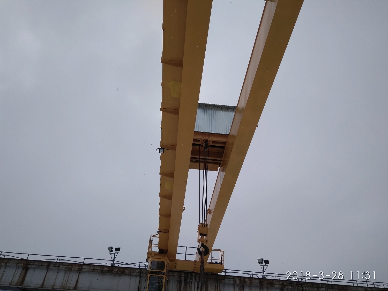 Кран мостовой двухбалочный с развернутой схемой грузовой тележки