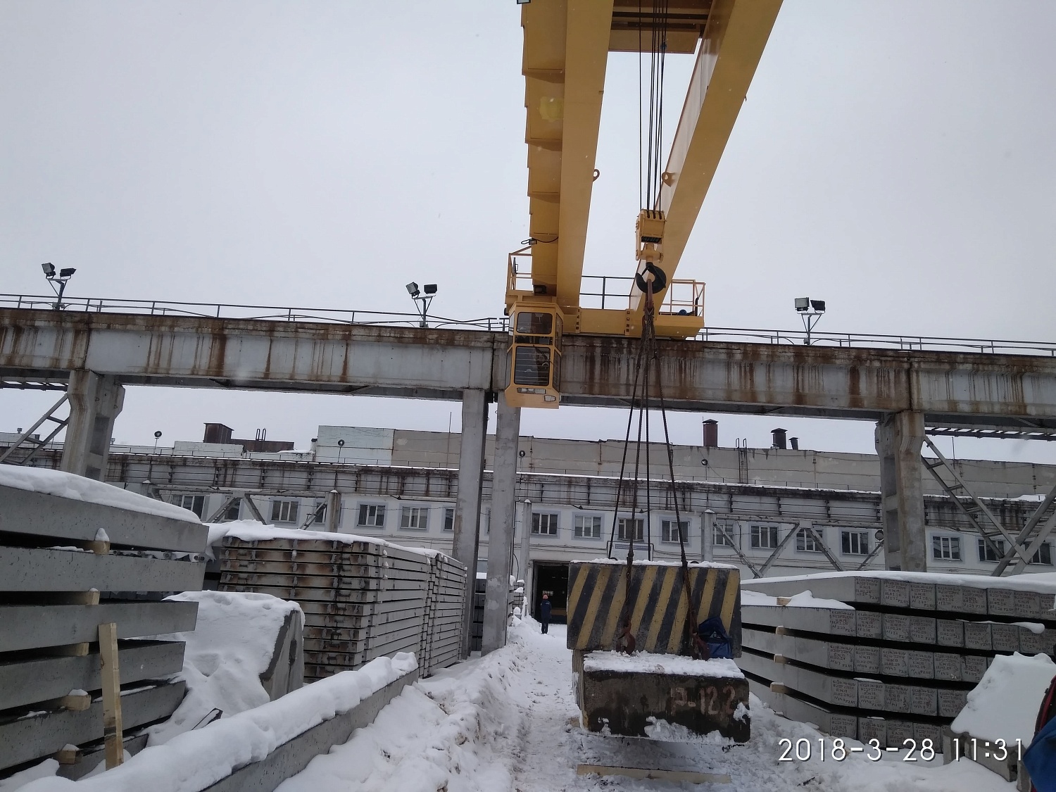 Кран мостовой двухбалочный с развернутой схемой грузовой тележки